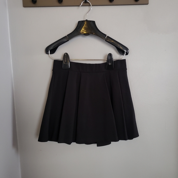 Forever 21 Dresses & Skirts - Black Pleated Mini Skirt